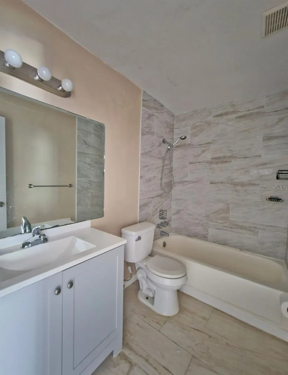 209 NW JEFFERSON CIRCLE #13 St Petersburg, FL 33702