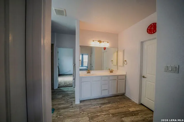 104 Fairway Floresville, TX 78114