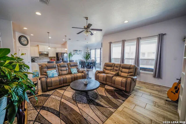 104 Fairway Floresville, TX 78114