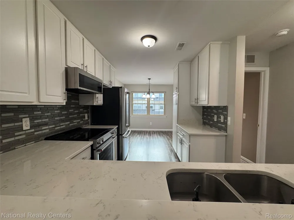 414 Old Pine Way #136 Walled Lake City, MI 48390
