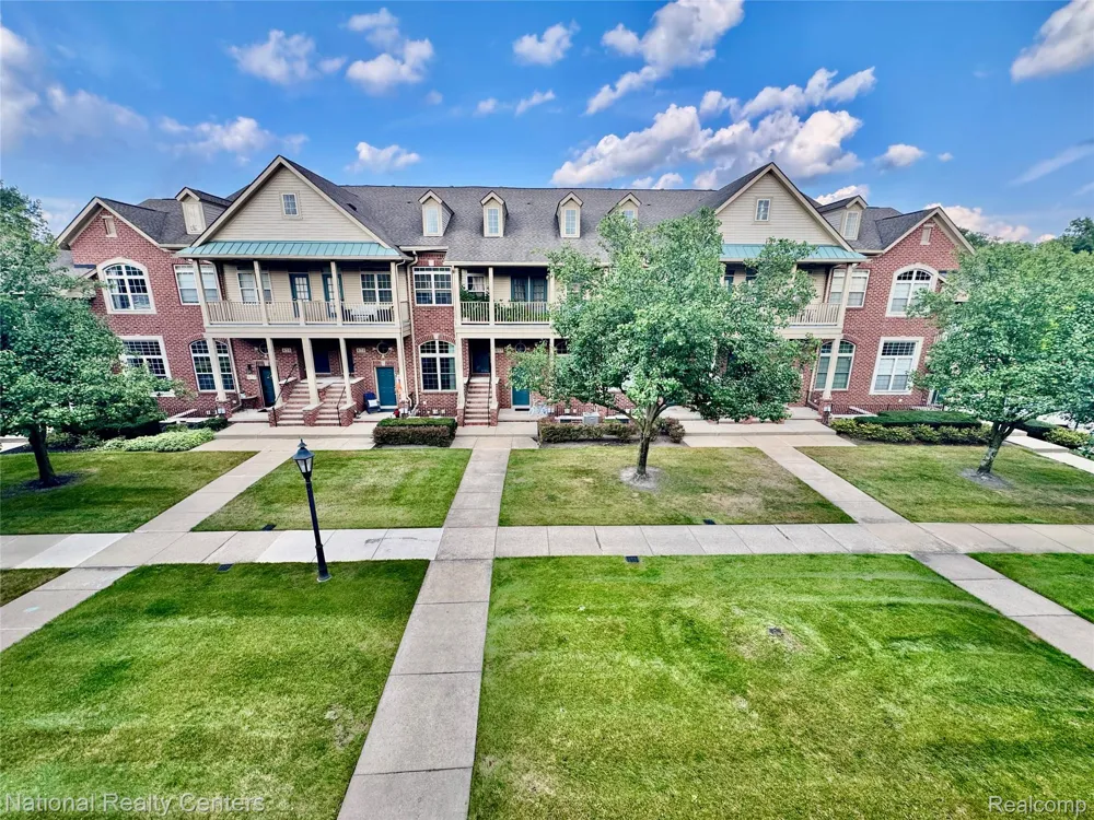 414 Old Pine Way #136 Walled Lake City, MI 48390