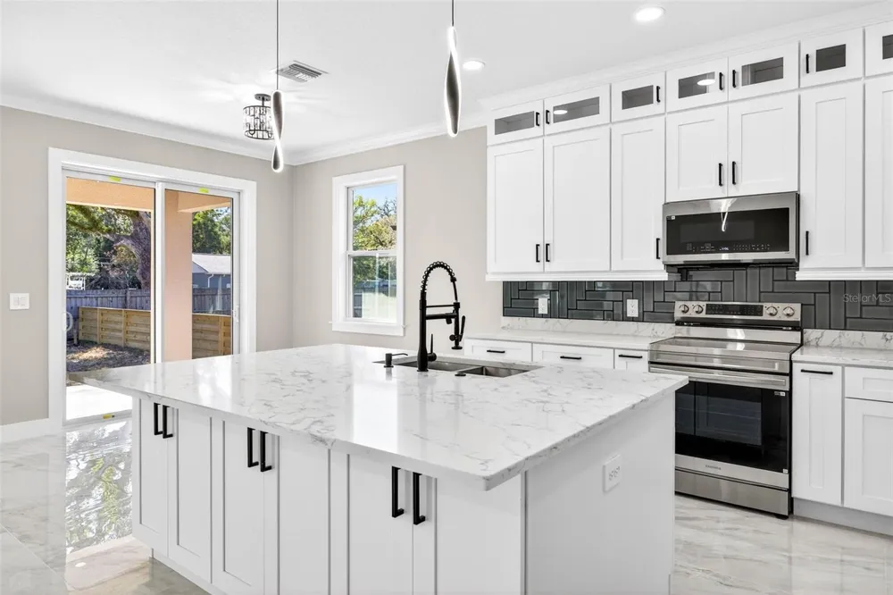 288 ROOSEVELT AVENUE Masaryktown, FL 34604
