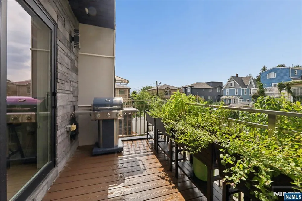 23 Lasher Lane Edgewater, NJ 07020