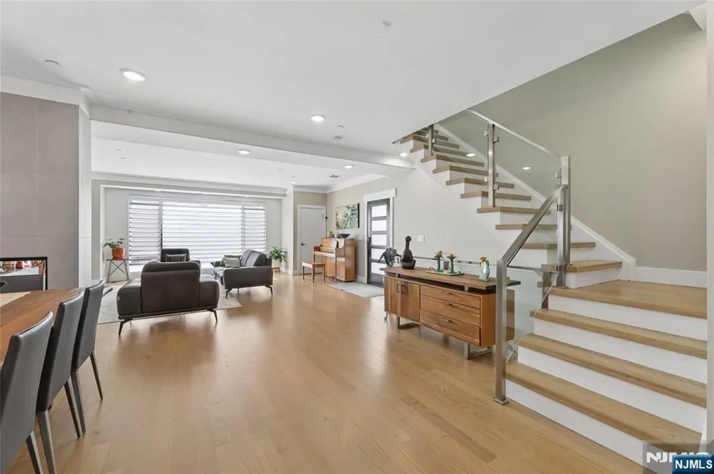 23 Lasher Lane Edgewater, NJ 07020