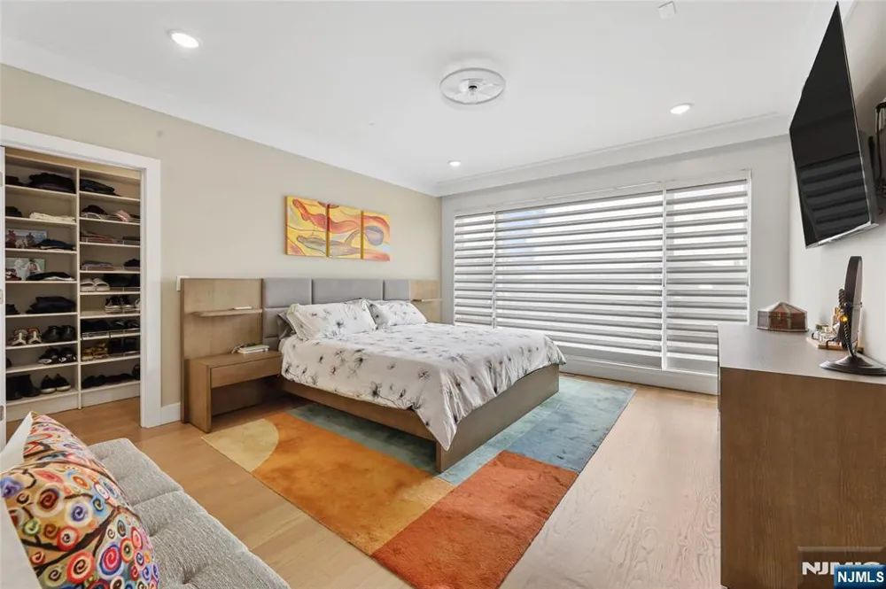 23 Lasher Lane Edgewater, NJ 07020