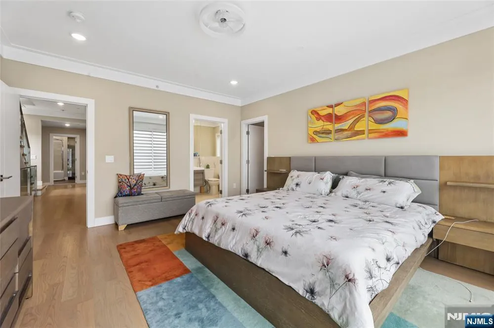 23 Lasher Lane Edgewater, NJ 07020