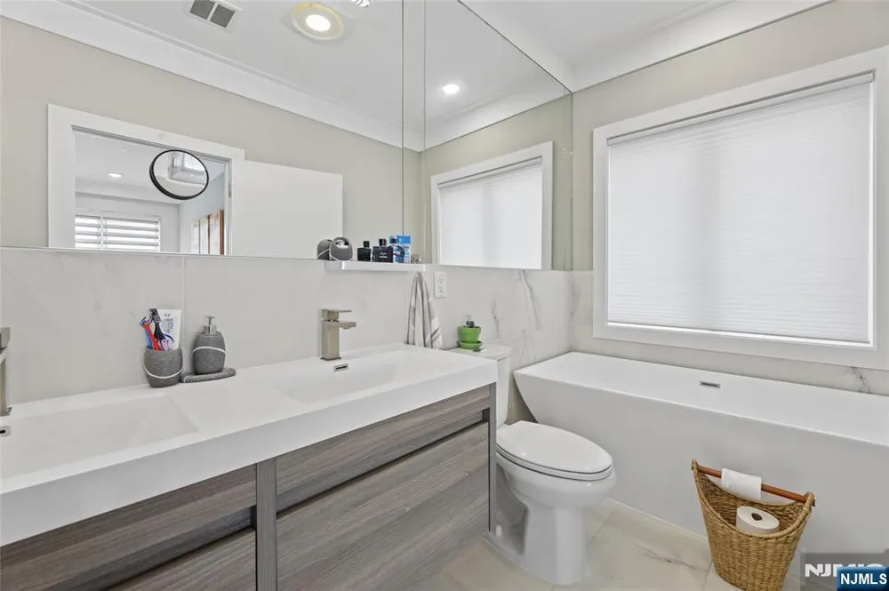23 Lasher Lane Edgewater, NJ 07020
