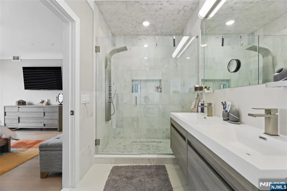 23 Lasher Lane Edgewater, NJ 07020