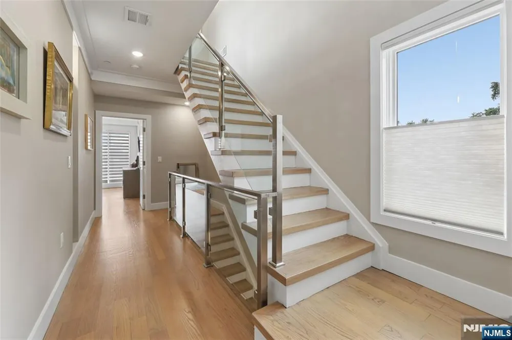 23 Lasher Lane Edgewater, NJ 07020