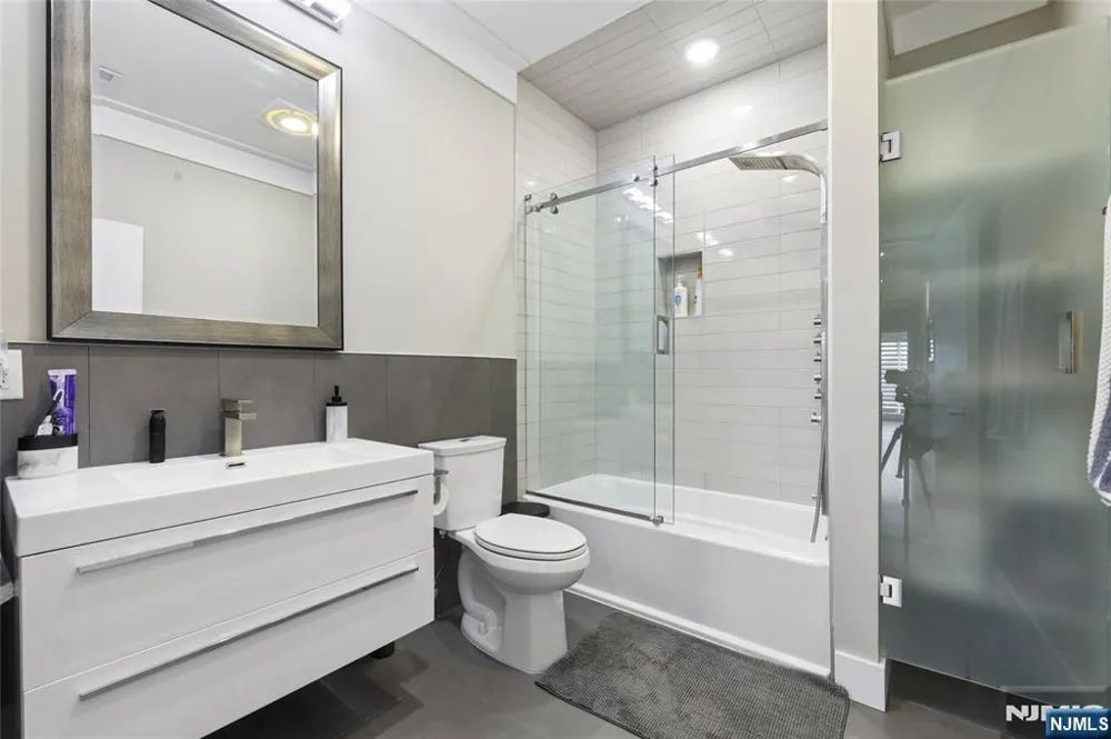 23 Lasher Lane Edgewater, NJ 07020