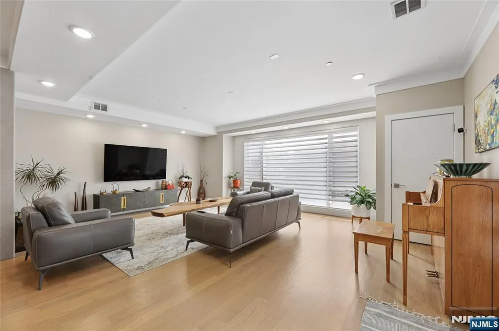 23 Lasher Lane Edgewater, NJ 07020
