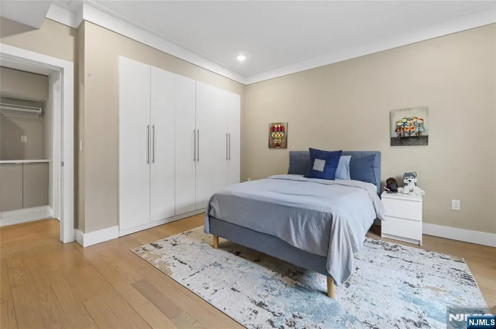 23 Lasher Lane Edgewater, NJ 07020