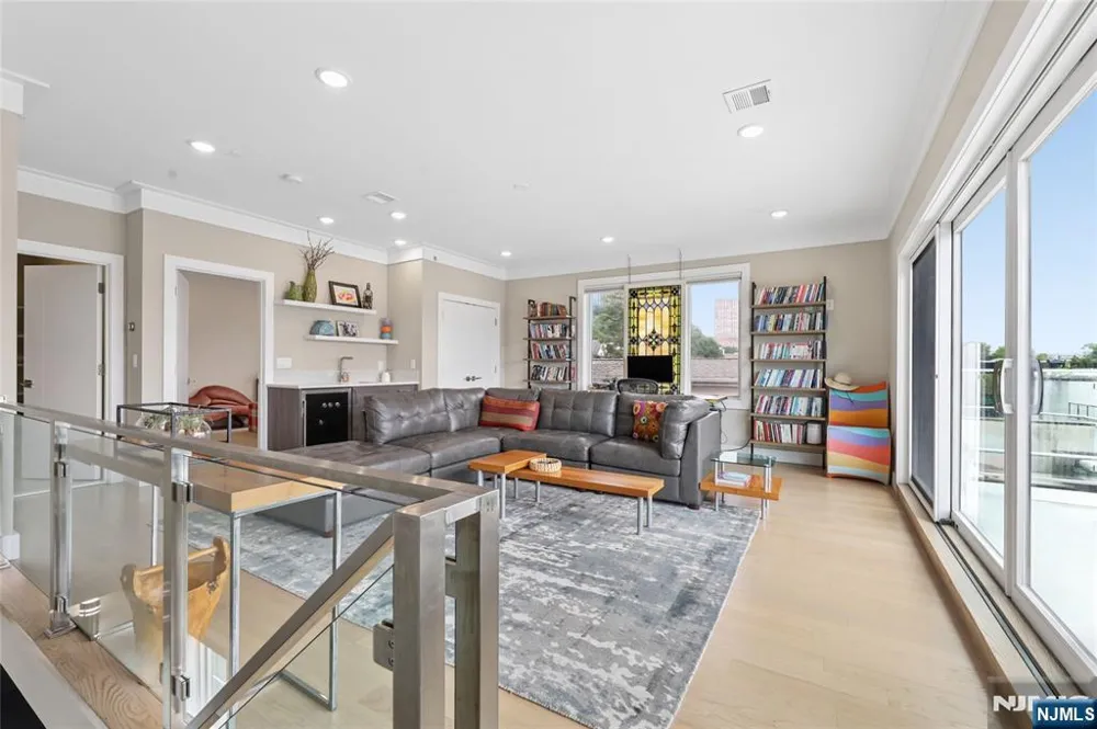 23 Lasher Lane Edgewater, NJ 07020