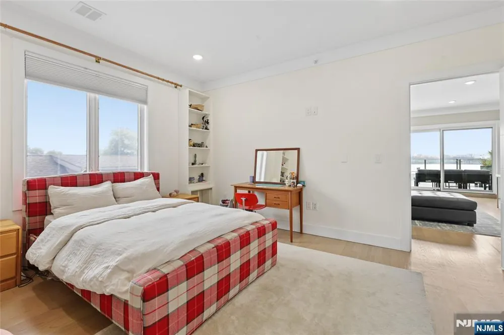 23 Lasher Lane Edgewater, NJ 07020