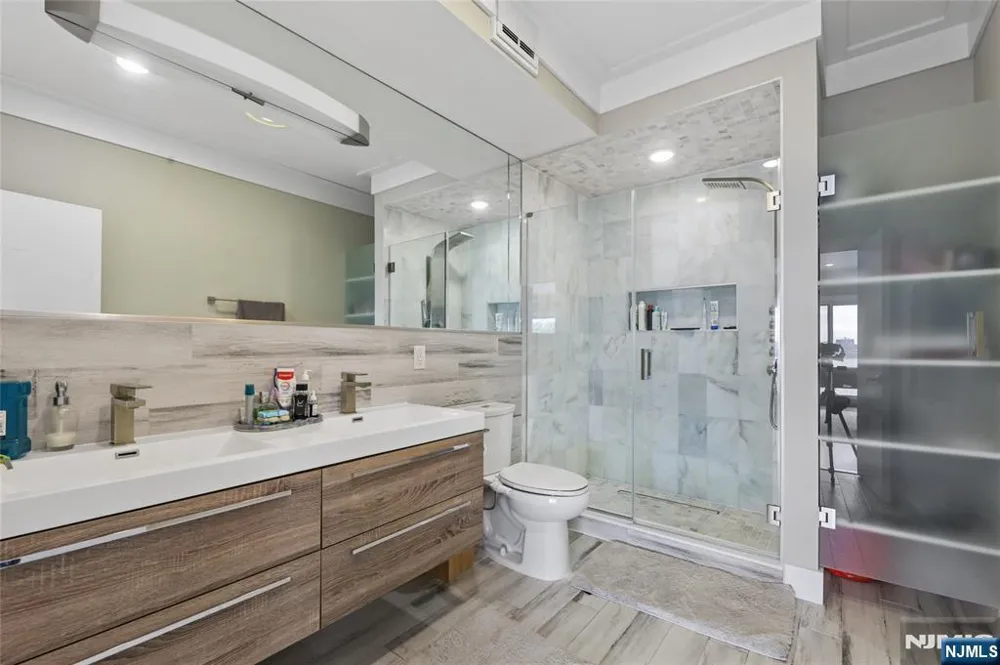 23 Lasher Lane Edgewater, NJ 07020