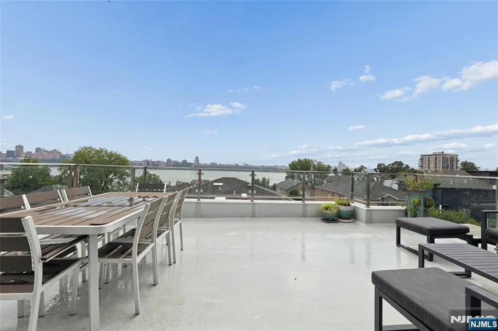 23 Lasher Lane Edgewater, NJ 07020
