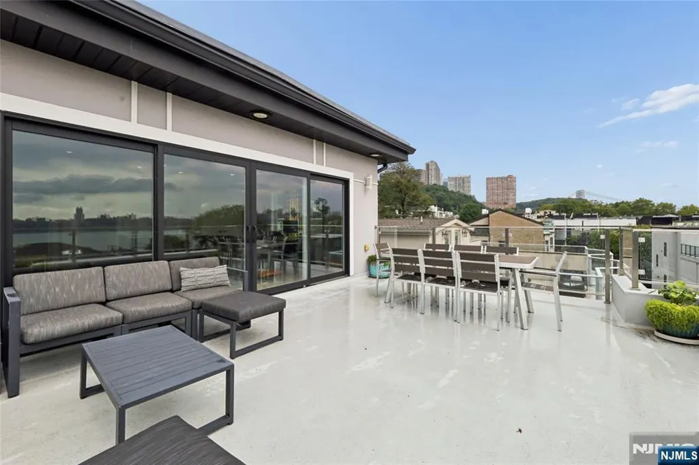 23 Lasher Lane Edgewater, NJ 07020