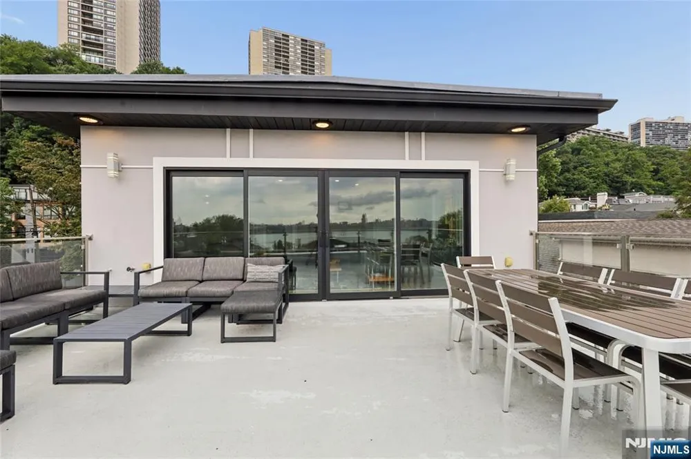 23 Lasher Lane Edgewater, NJ 07020