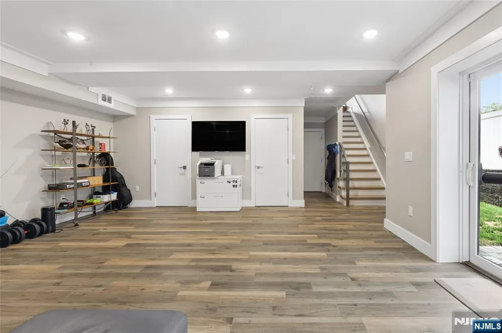 23 Lasher Lane Edgewater, NJ 07020