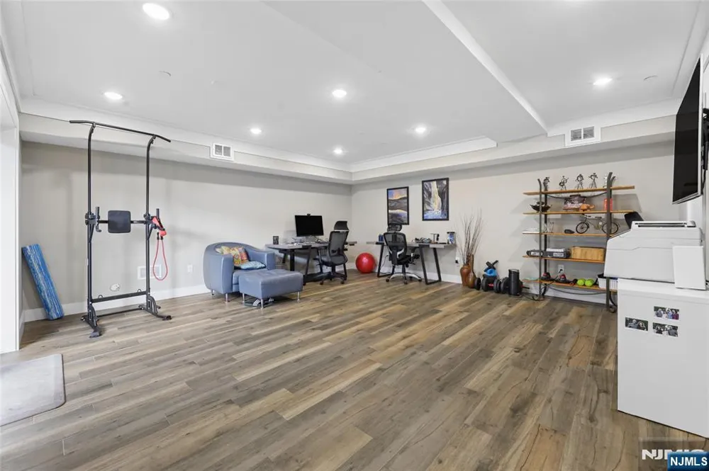 23 Lasher Lane Edgewater, NJ 07020