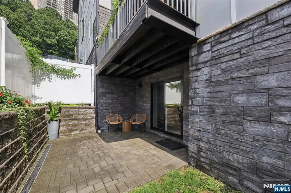 23 Lasher Lane Edgewater, NJ 07020