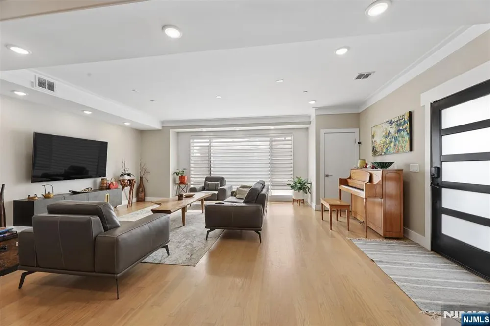 23 Lasher Lane Edgewater, NJ 07020