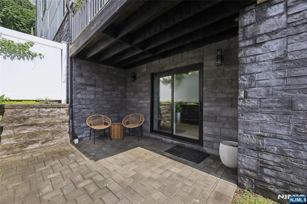 23 Lasher Lane Edgewater, NJ 07020