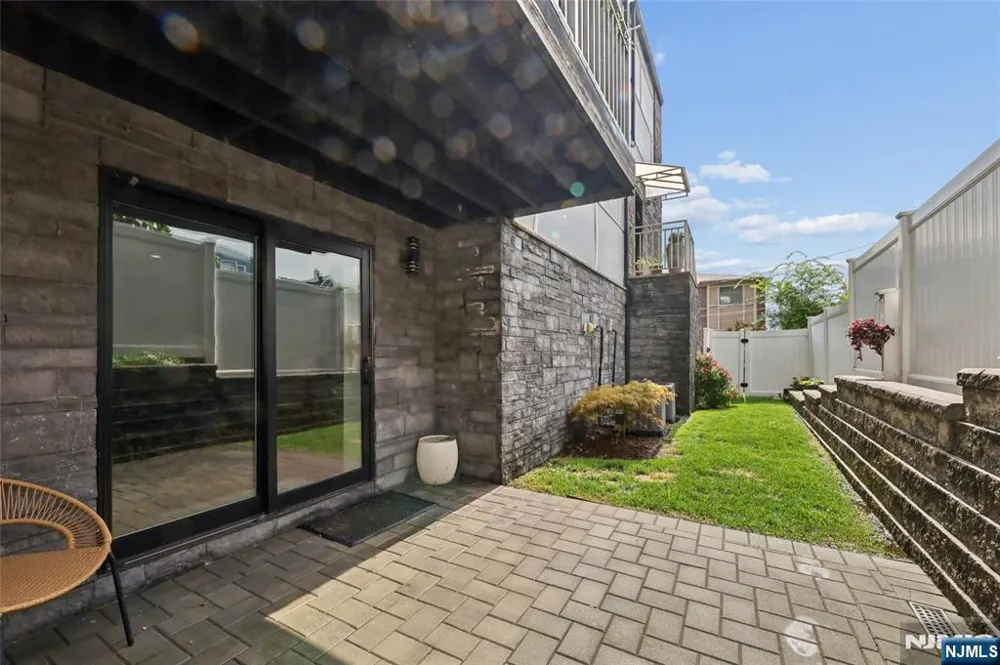 23 Lasher Lane Edgewater, NJ 07020