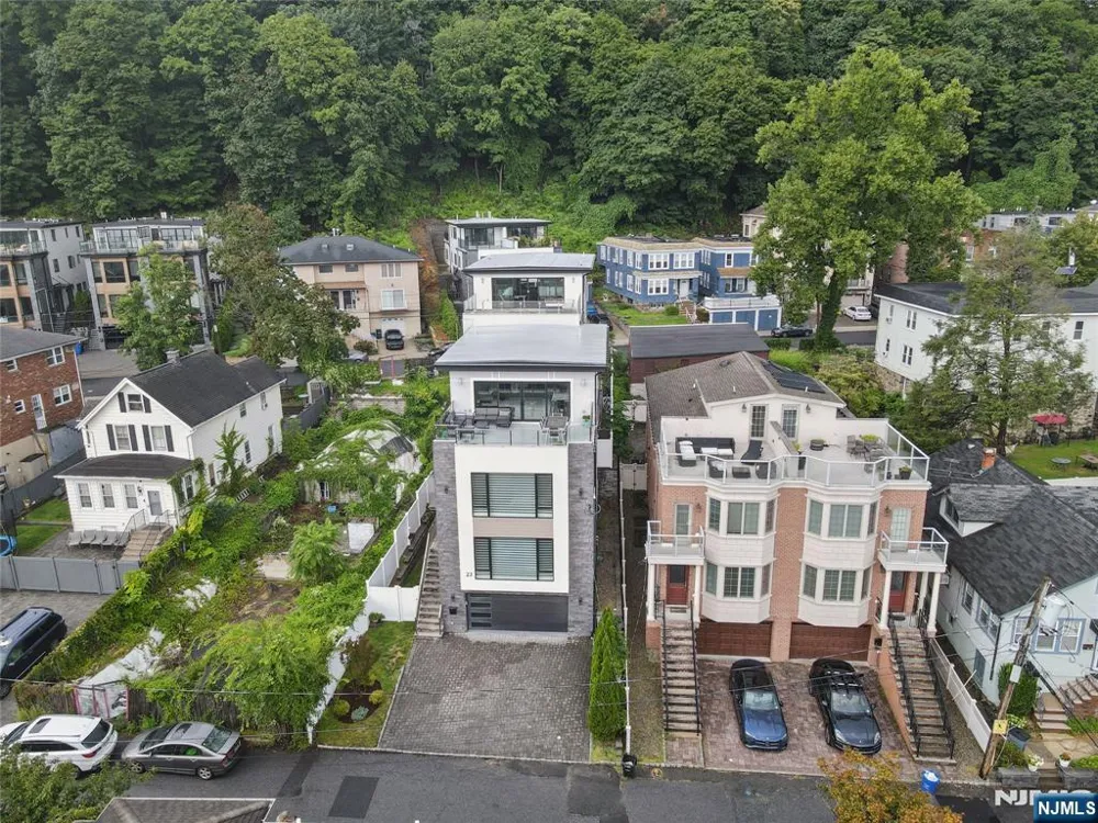 23 Lasher Lane Edgewater, NJ 07020