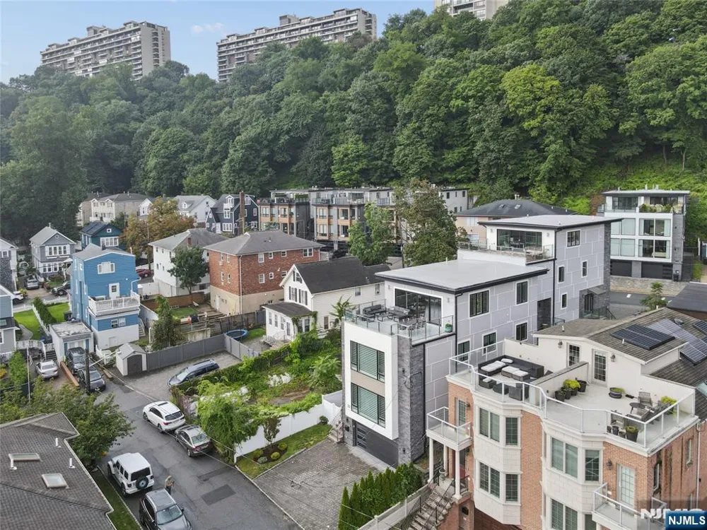 23 Lasher Lane Edgewater, NJ 07020