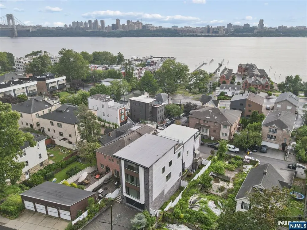 23 Lasher Lane Edgewater, NJ 07020