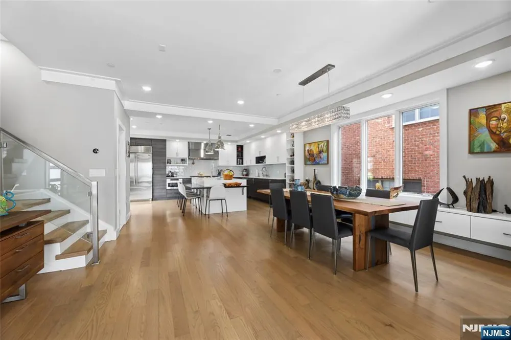 23 Lasher Lane Edgewater, NJ 07020