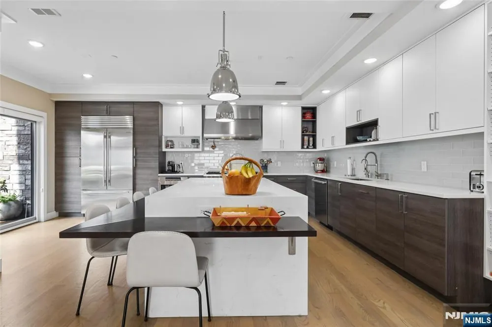 23 Lasher Lane Edgewater, NJ 07020