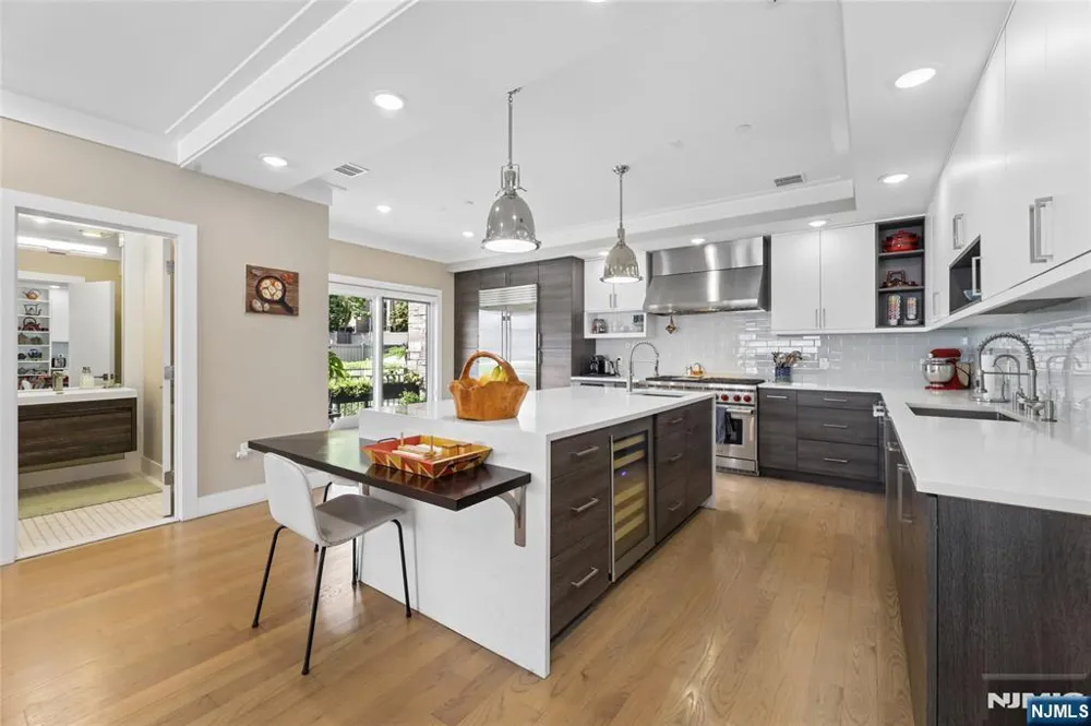 23 Lasher Lane Edgewater, NJ 07020
