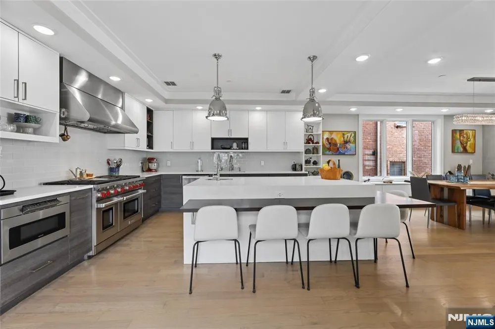 23 Lasher Lane Edgewater, NJ 07020