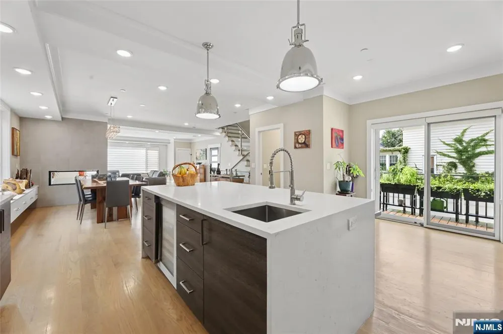 23 Lasher Lane Edgewater, NJ 07020