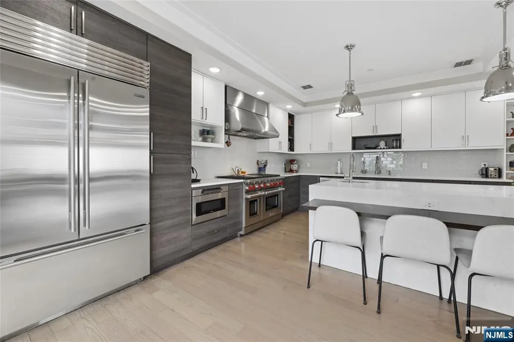 23 Lasher Lane Edgewater, NJ 07020