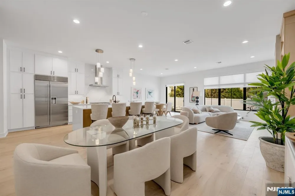 20 Feldman Court Paramus, NJ 07652