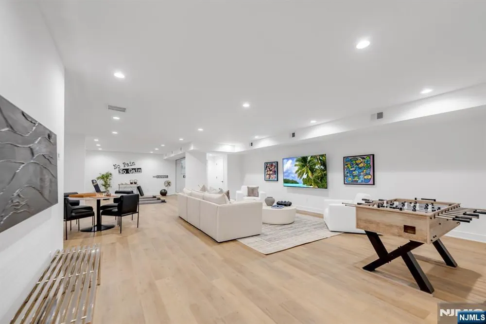 20 Feldman Court Paramus, NJ 07652
