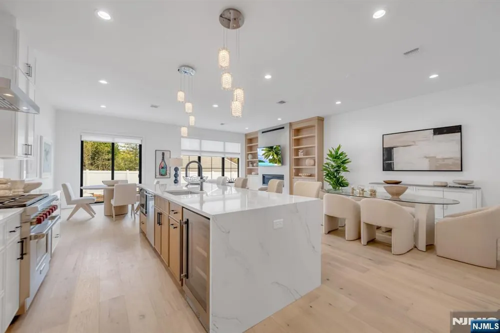 20 Feldman Court Paramus, NJ 07652