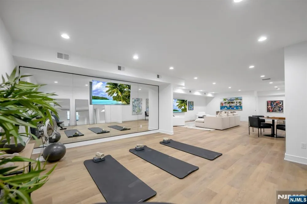 20 Feldman Court Paramus, NJ 07652