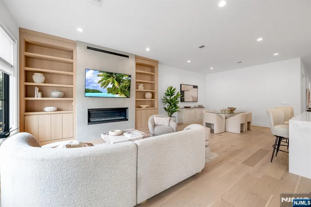 20 Feldman Court Paramus, NJ 07652