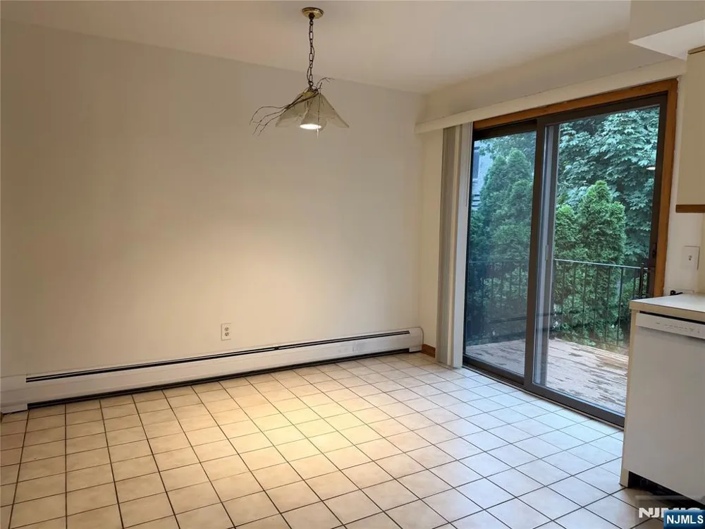 1643 Maple Street Fort Lee, NJ 07024