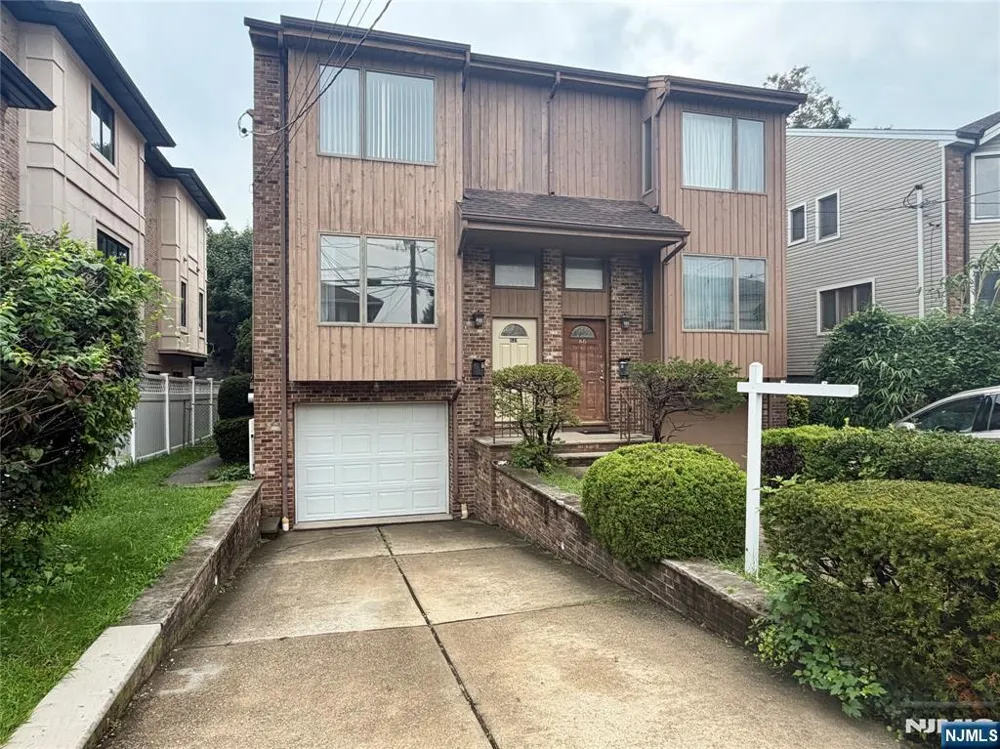 1643 Maple Street Fort Lee, NJ 07024