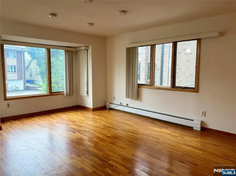 1643 Maple Street Fort Lee, NJ 07024