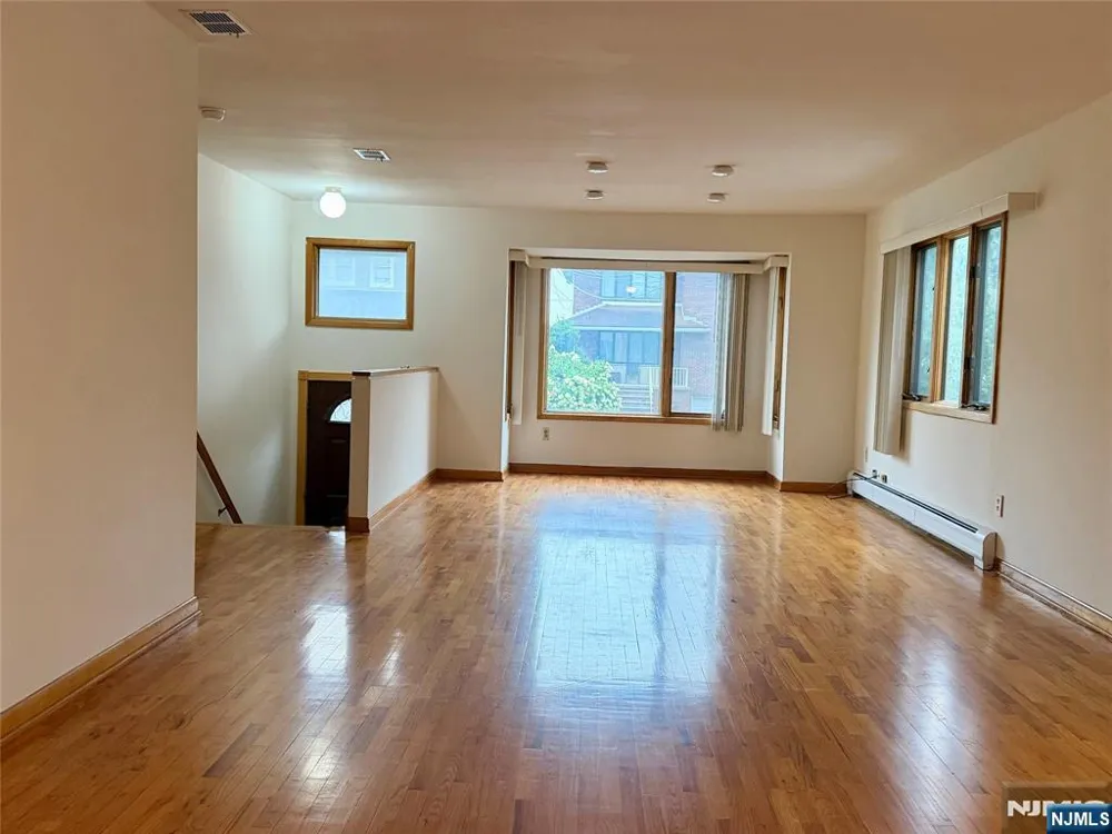 1643 Maple Street Fort Lee, NJ 07024