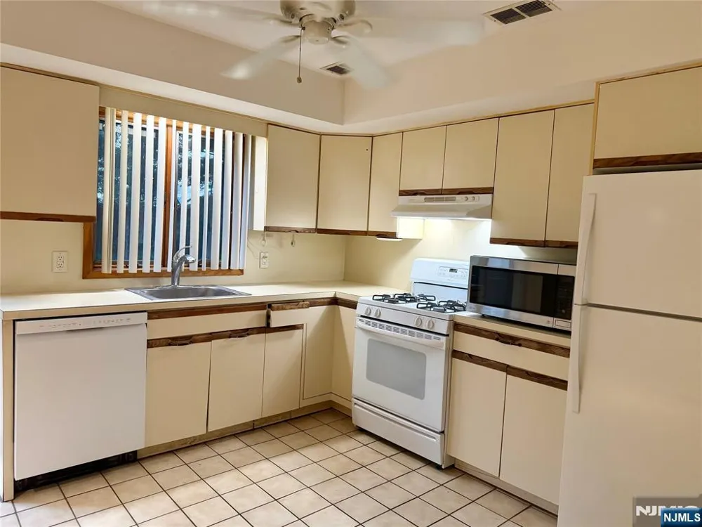 1643 Maple Street Fort Lee, NJ 07024