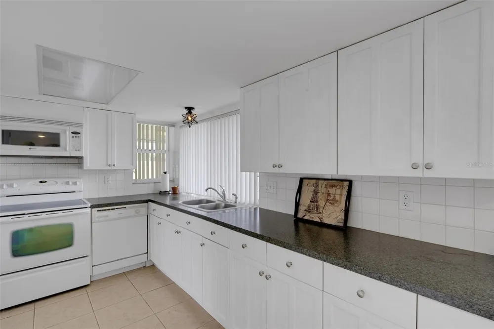 7234 OAKSHIRE DRIVE Port Richey, FL 34668