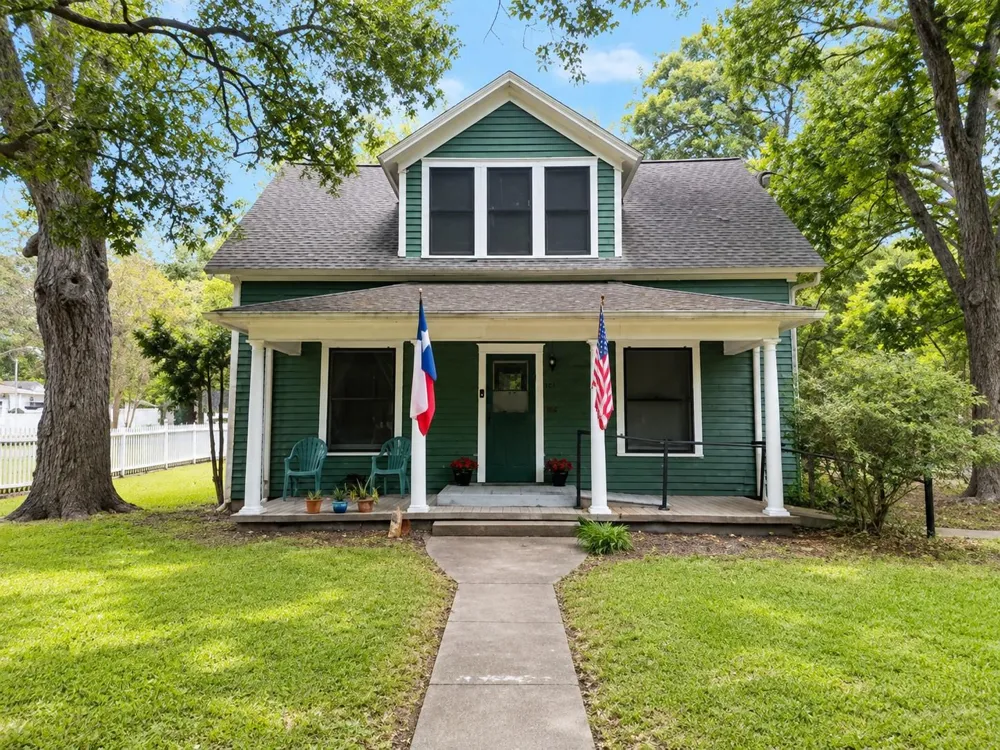 1012 W Adoue Street Alvin, TX 77511
