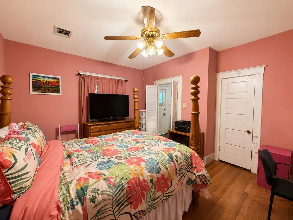 1012 W Adoue Street Alvin, TX 77511